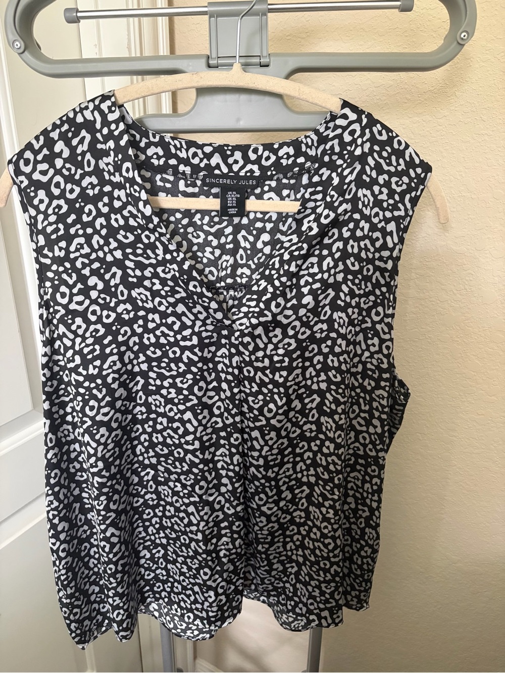 Sincerly Jules Black & White Sleeveless Leopard Print Camisole